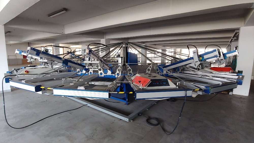 Automatic garment screen printing machine